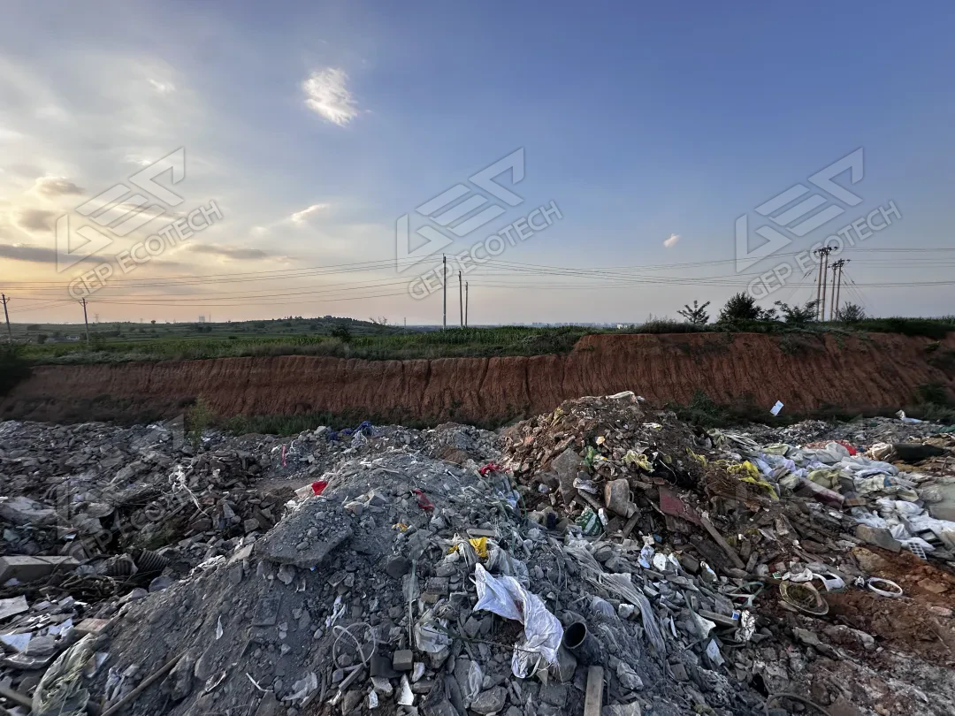 垃圾场内堆放着各类建筑垃圾和生活垃圾